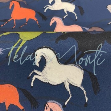 Tela de seda sintética azul estampada con caballos